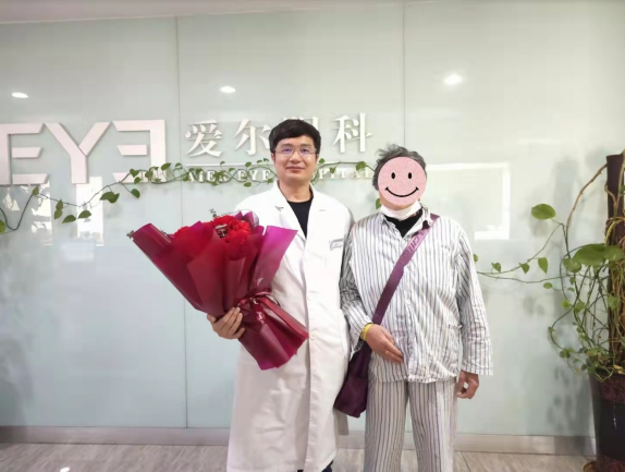 从摸索前进到健步如飞，75 岁老人重新「看清」世界