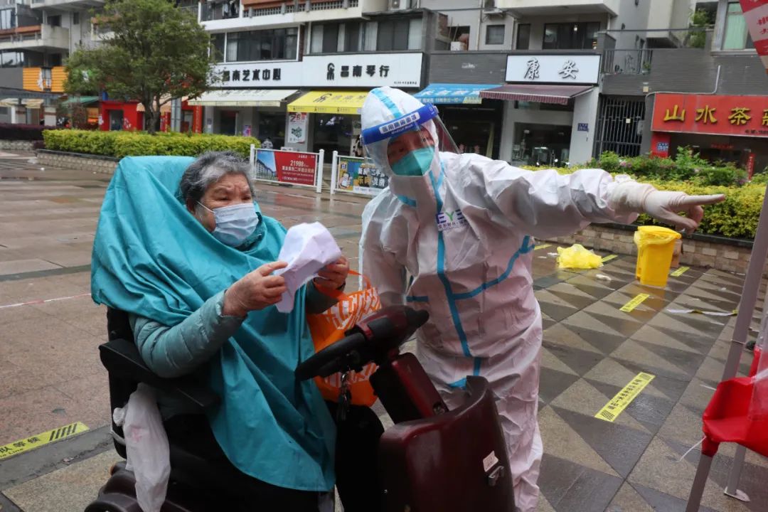 医技护齐上阵，福州爱尔青年突击队助力全民核酸检测提速、再提速