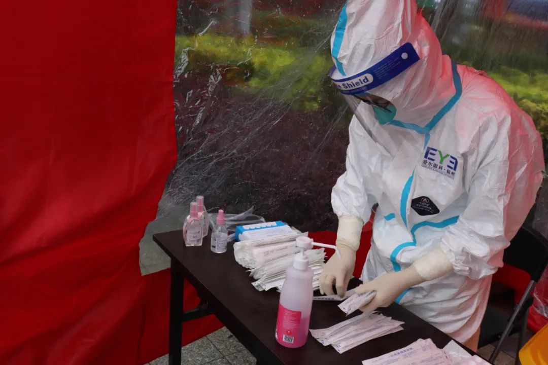 医技护齐上阵，福州爱尔青年突击队助力全民核酸检测提速、再提速