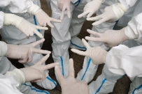 瞬间破防了！宝宝刚出生，陪产假中的博士奶爸赴外驰援，在防护服上写下「爱你们」