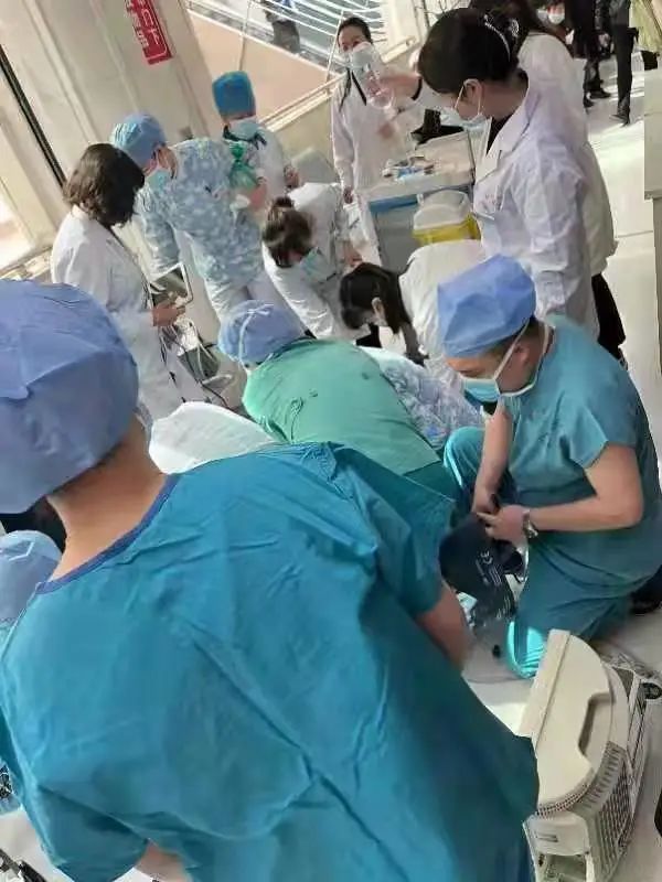 门诊患者突发心梗，现场抢救争分夺秒