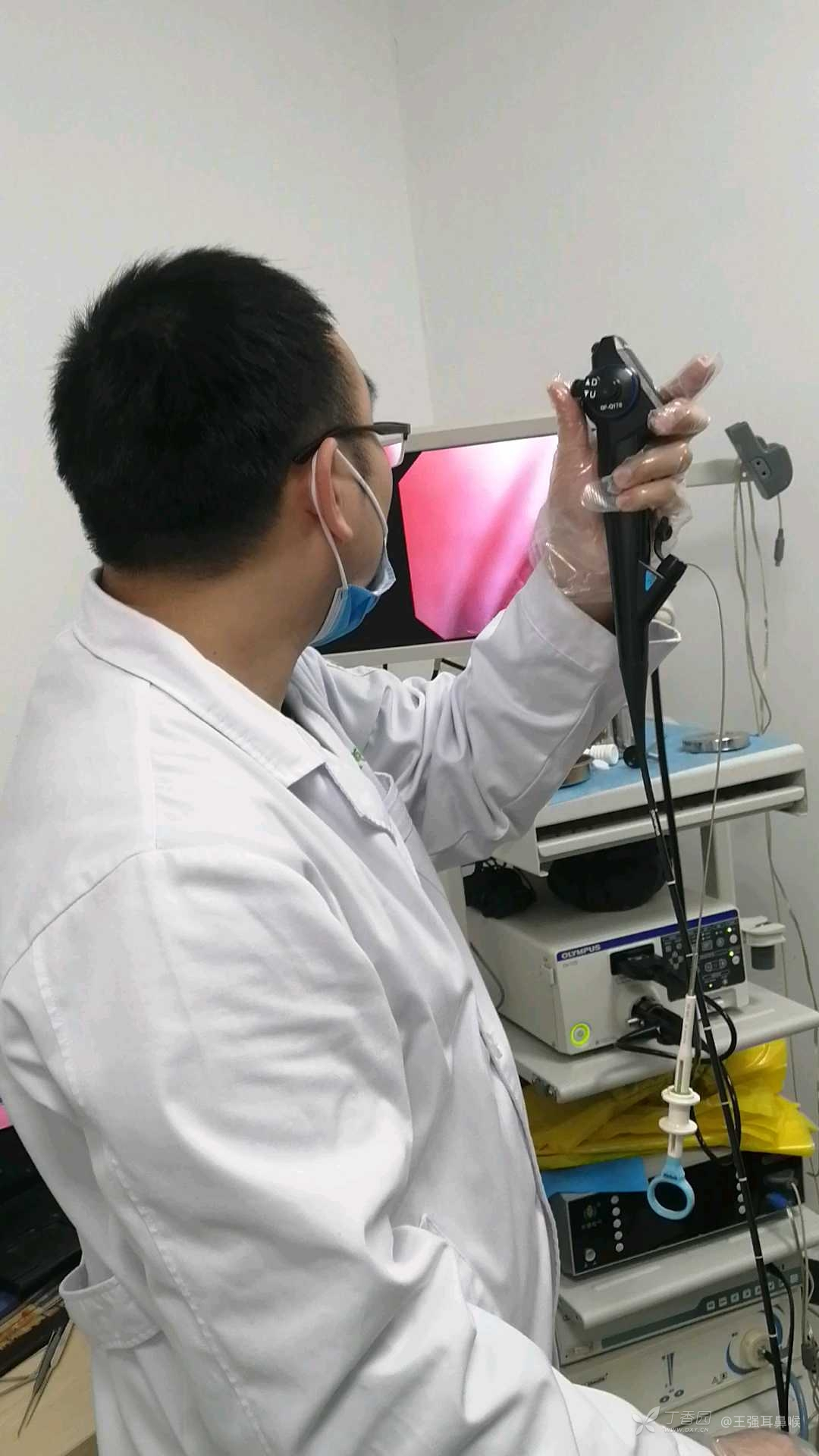单手喉镜单手取异物方法