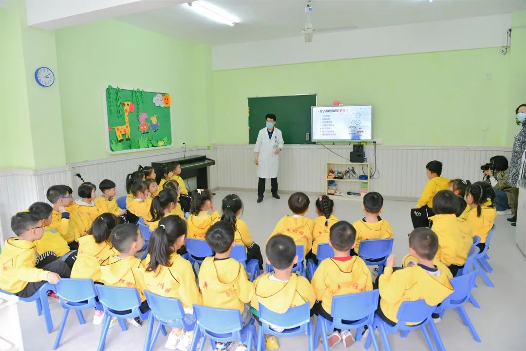西南医科大学附属医院眼科两位教授带着团队进校园当上了老师