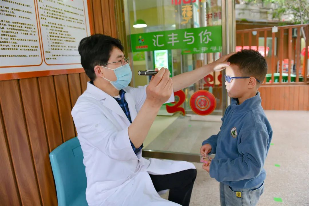 西南医科大学附属医院眼科两位教授带着团队进校园当上了老师