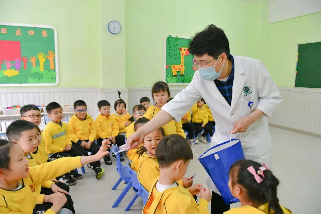 西南医科大学附属医院眼科两位教授带着团队进校园当上了老师