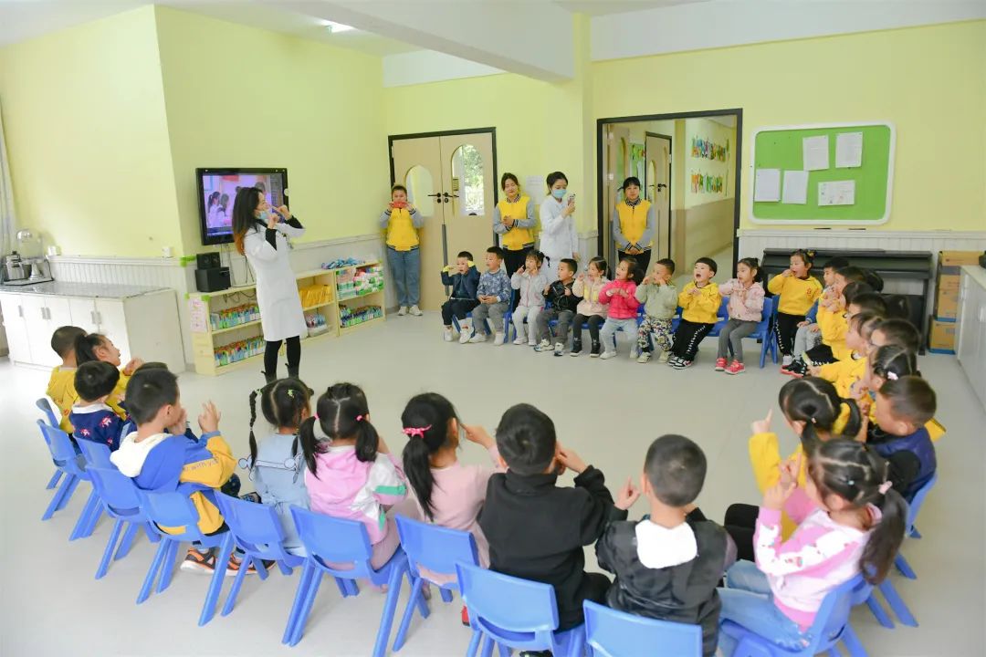 西南医科大学附属医院眼科两位教授带着团队进校园当上了老师