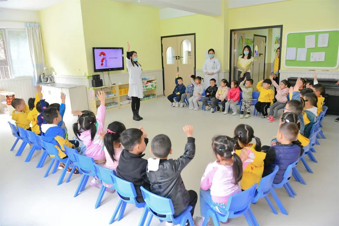 西南医科大学附属医院眼科两位教授带着团队进校园当上了老师