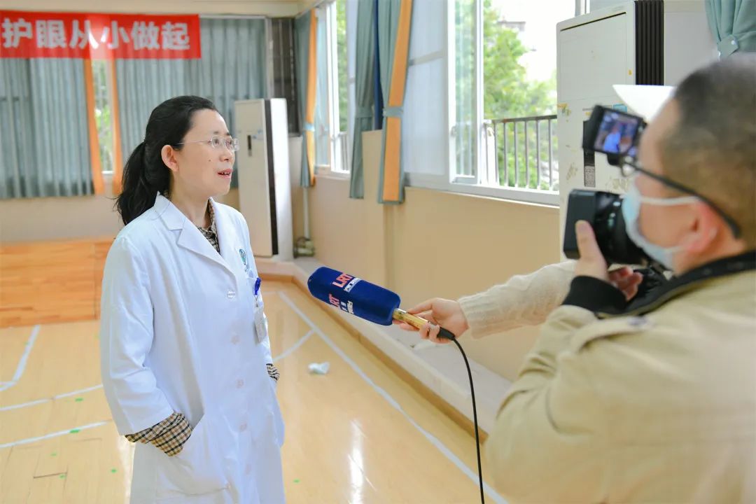 西南医科大学附属医院眼科两位教授带着团队进校园当上了老师