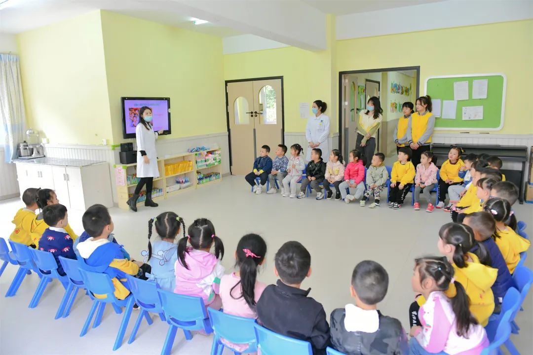 西南医科大学附属医院眼科两位教授带着团队进校园当上了老师