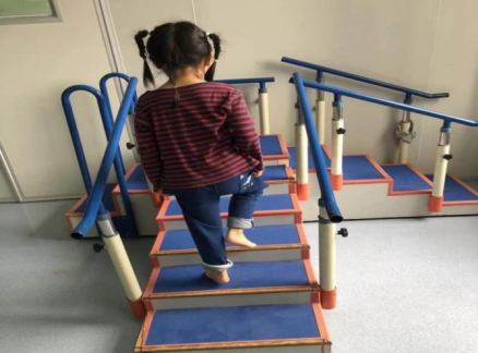 孩子小脚丫向内翻、向外翻，警惕这种病，康复治疗越早越好！