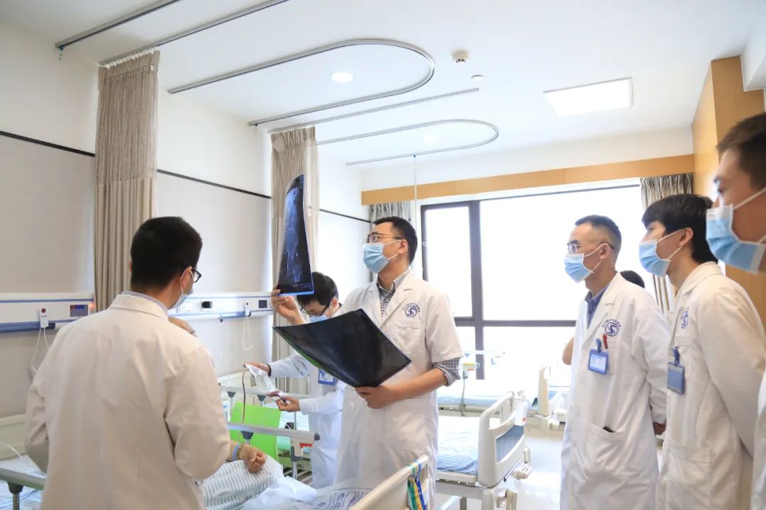 华西专家定期来四川省泌尿外科医院开展门诊、查房等工作——李响教授再到川泌