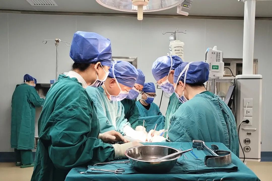 深圳市妇幼保健院帮扶干部完成德保县首例经腹子宫内膜癌分期手术