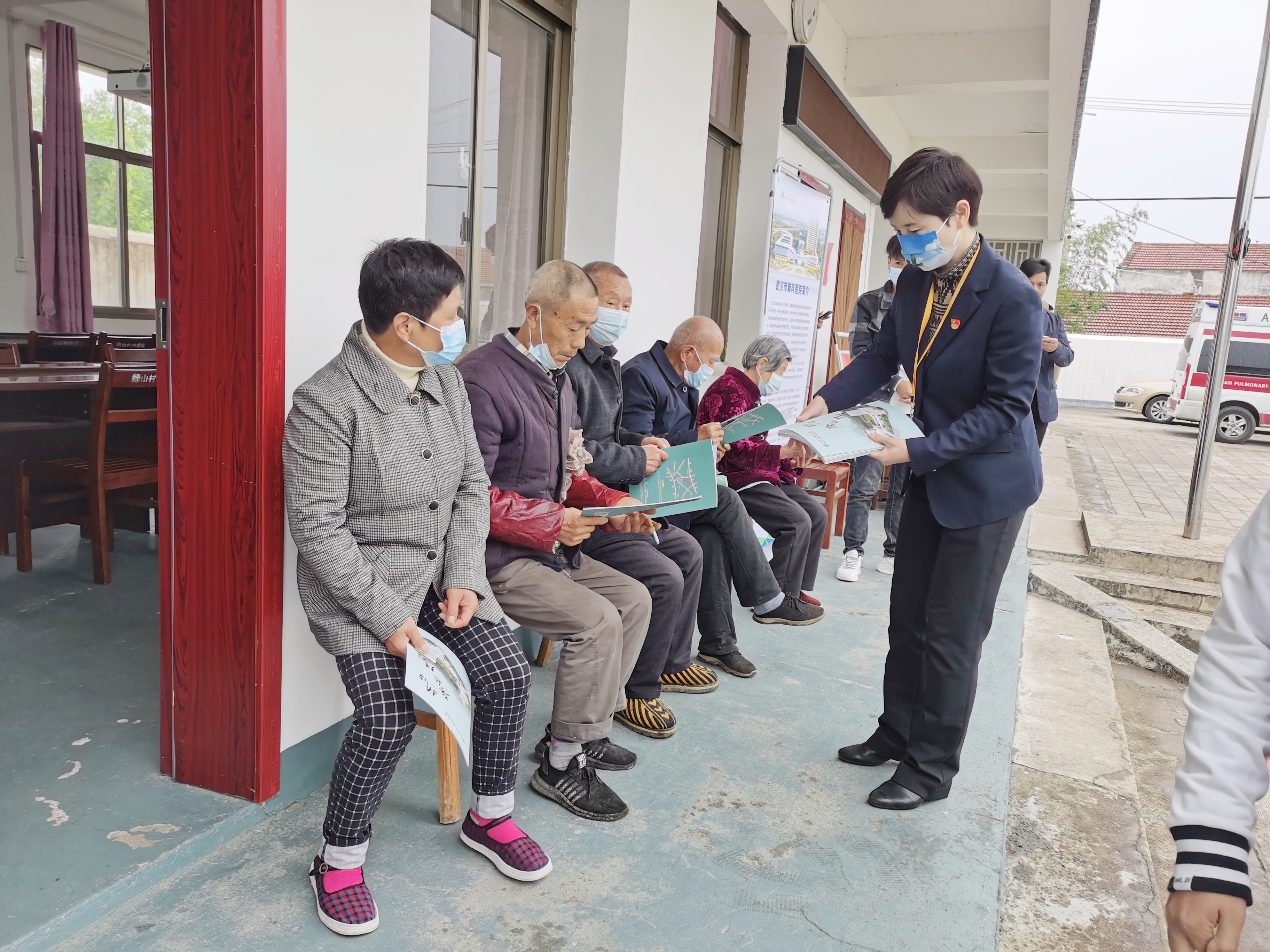 送医送药下基层，守护群众「健康线」——武汉市肺科医院将门诊搬到村民家门口