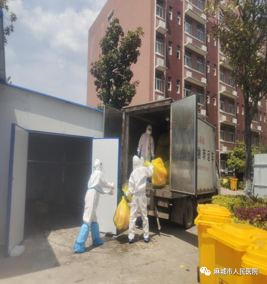 女孩为他写日记，老人给钱他买水，他不是被团宠，而是......