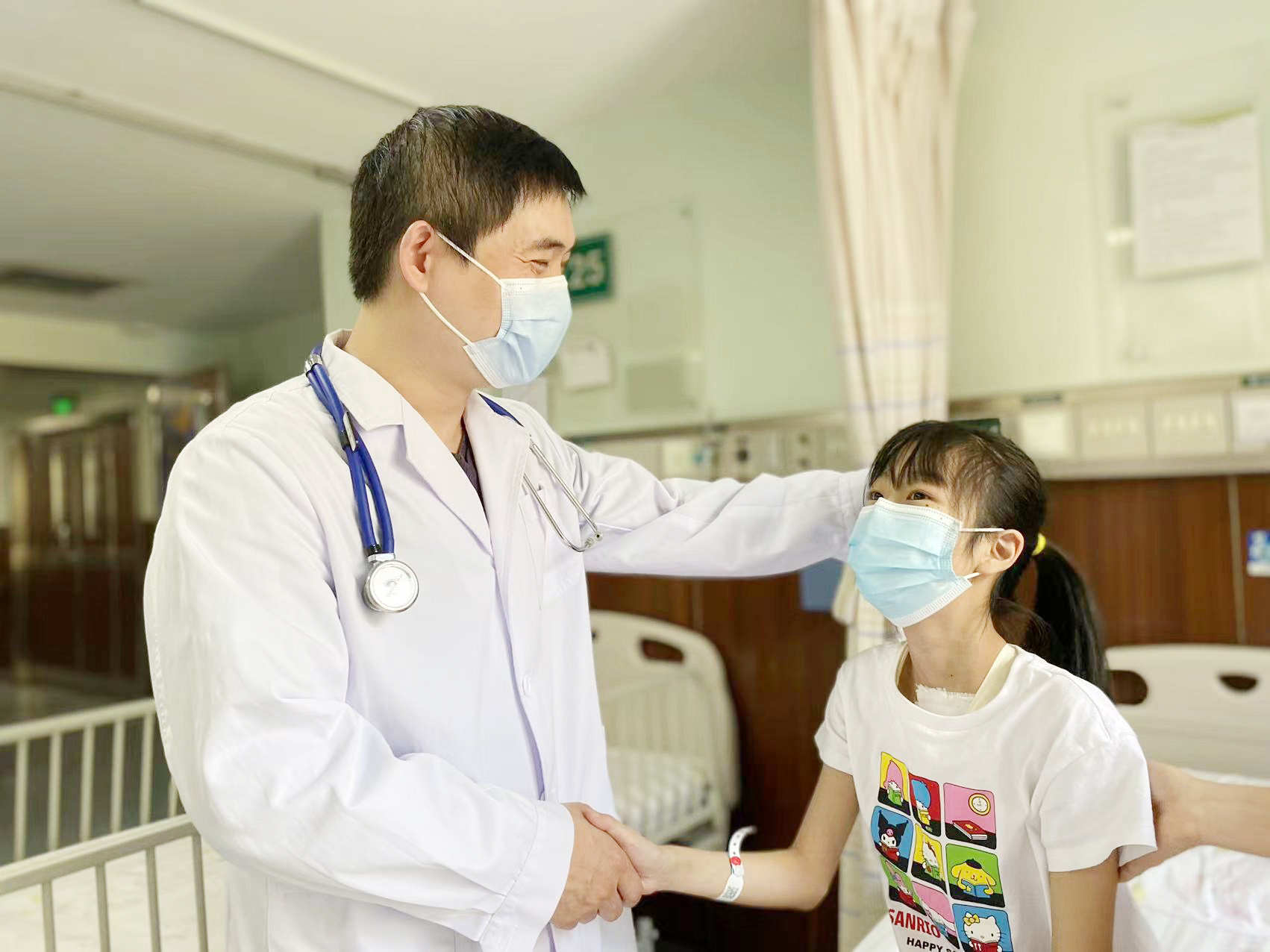 「小紫人」变回正常人！12 岁女孩两次「补心」重返校园