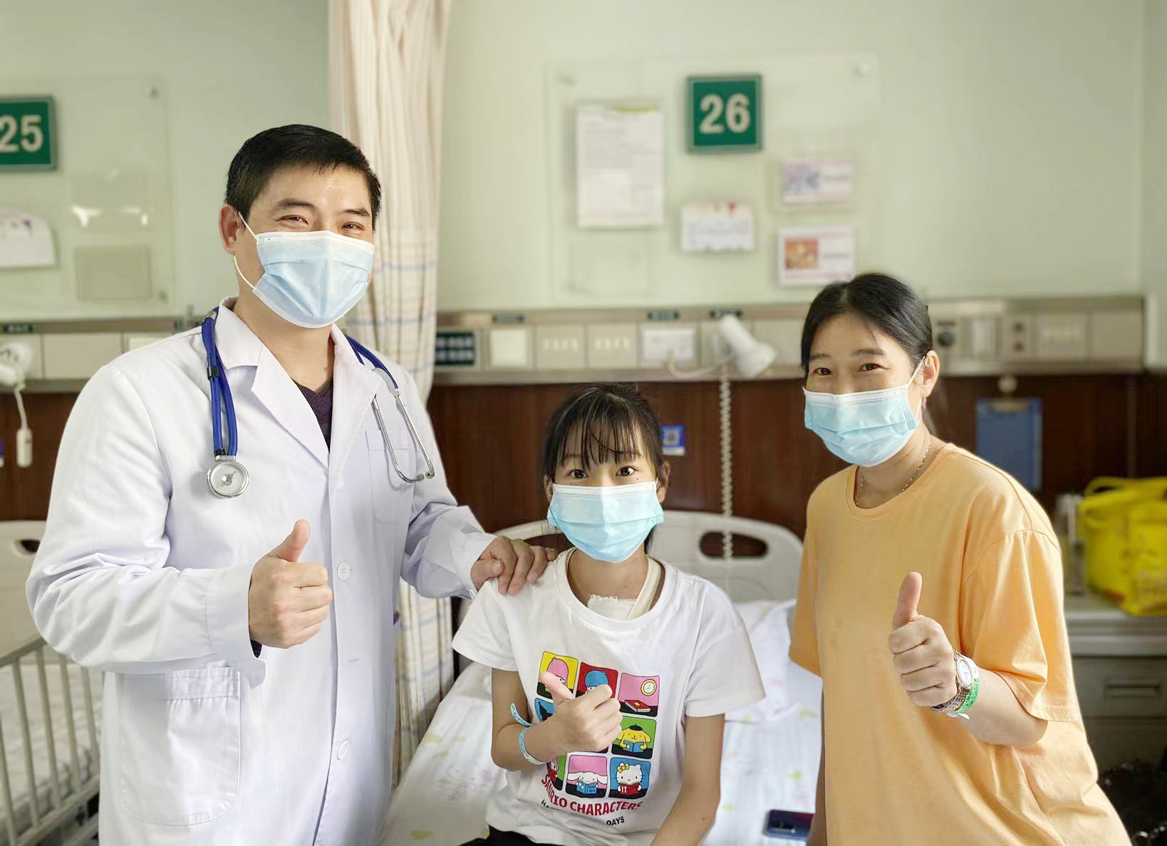 「小紫人」变回正常人！12 岁女孩两次「补心」重返校园