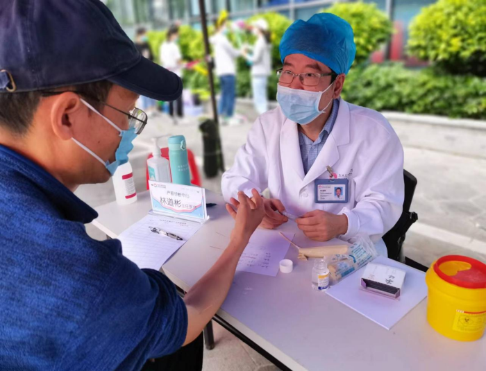 珠海妇幼专家进社区 开展血友病日义诊活动
