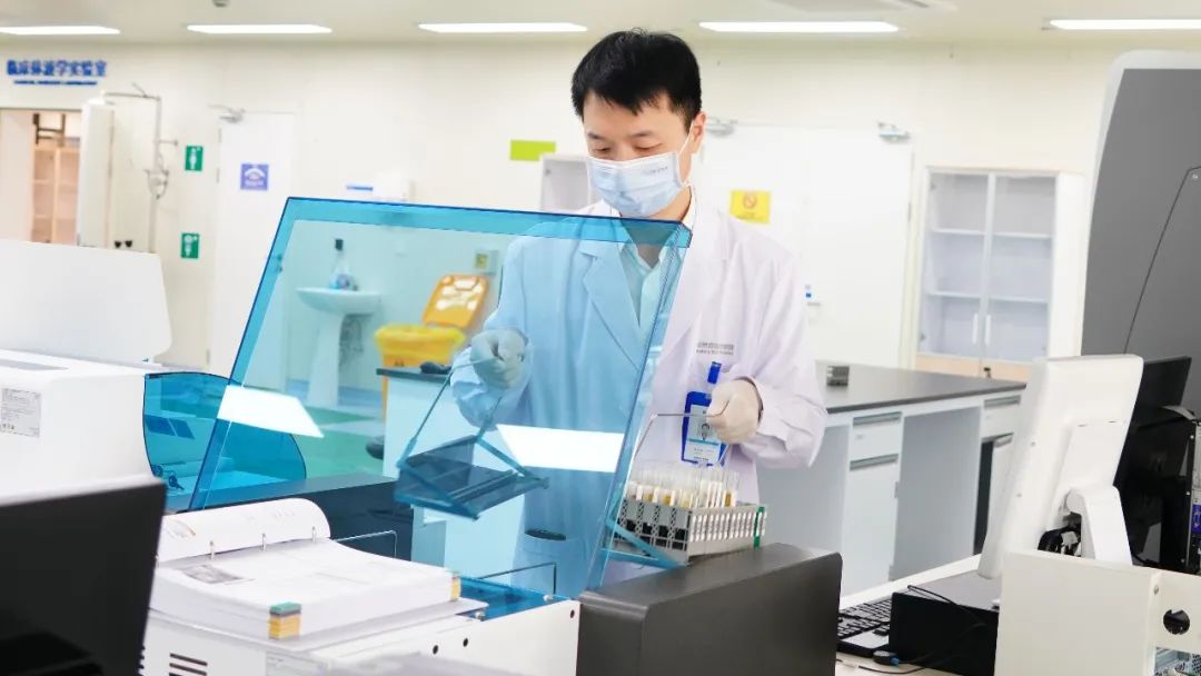 致敬每一位坚守医线的劳动者