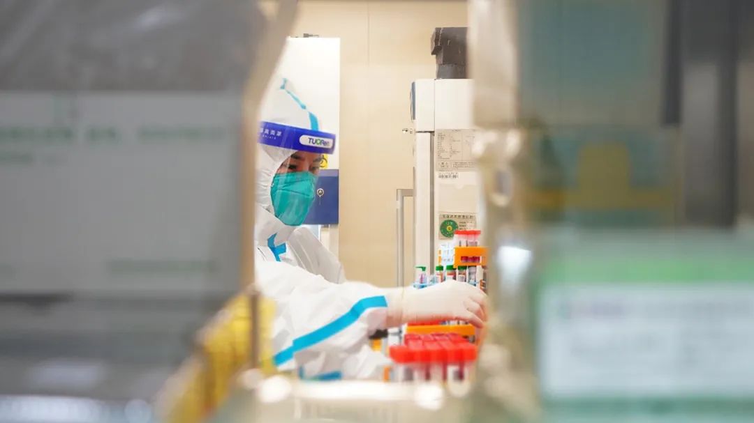 致敬每一位坚守医线的劳动者