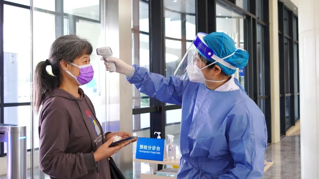 致敬每一位坚守医线的劳动者