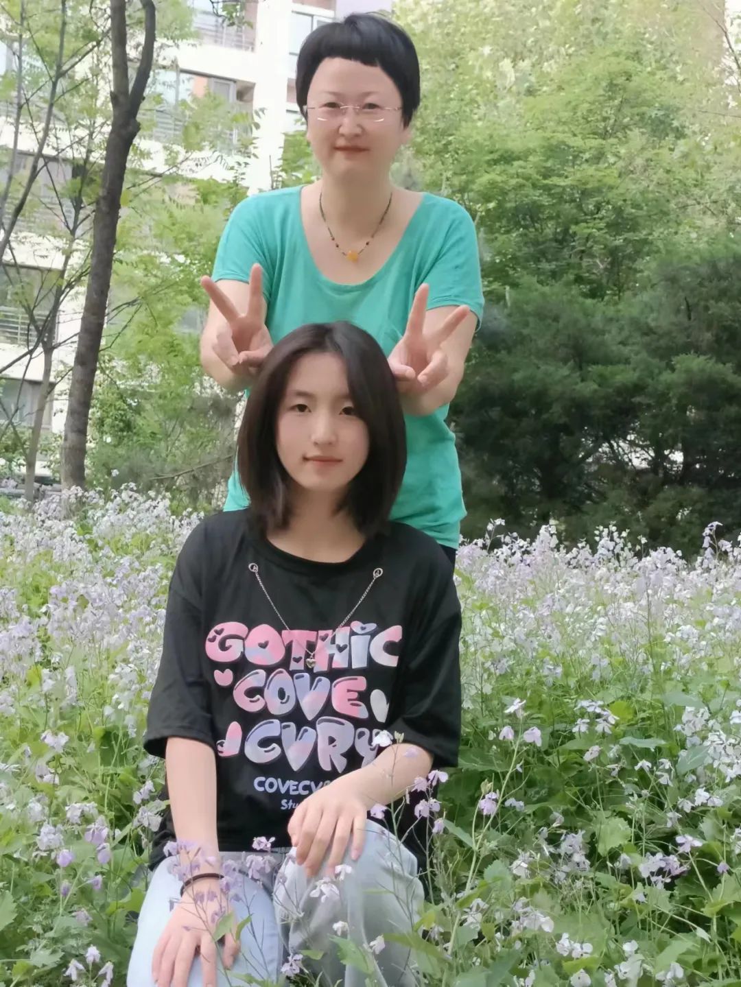 核酸采样齐上阵，战疫一线「母女花」