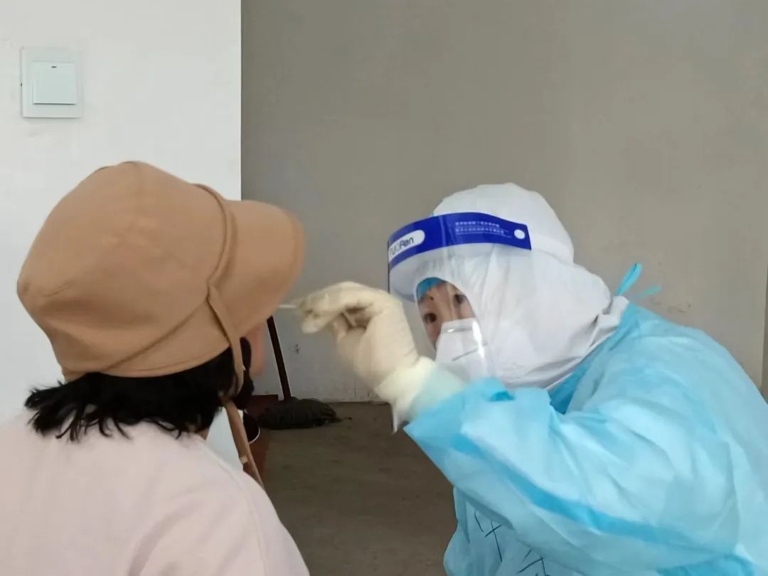 核酸采样齐上阵，战疫一线「母女花」