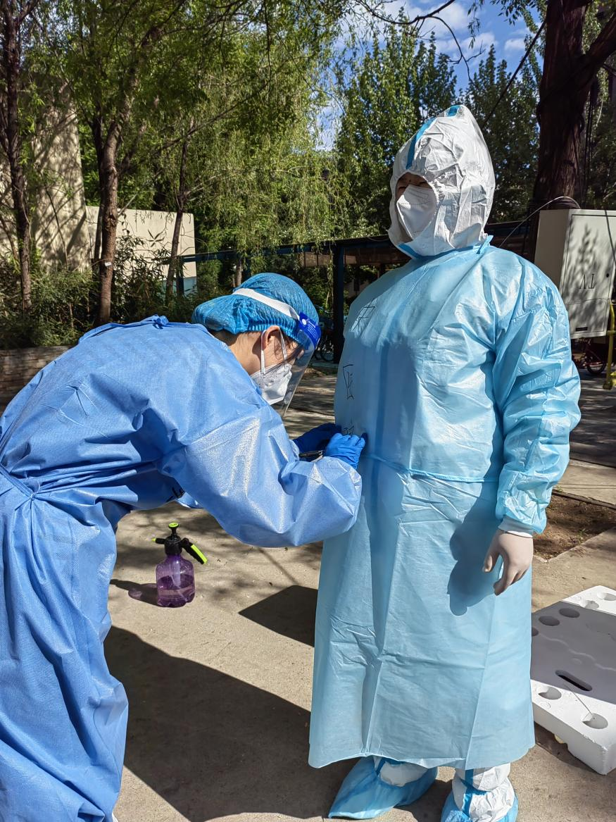 核酸采样齐上阵，战疫一线「母女花」