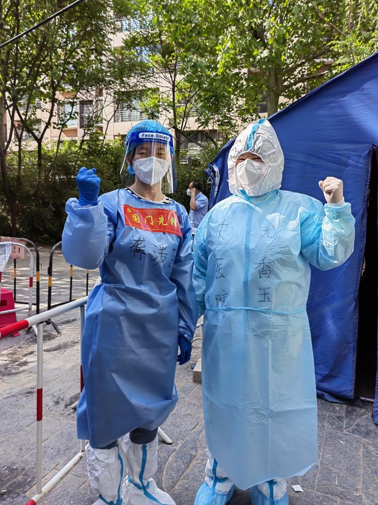 核酸采样齐上阵，战疫一线「母女花」