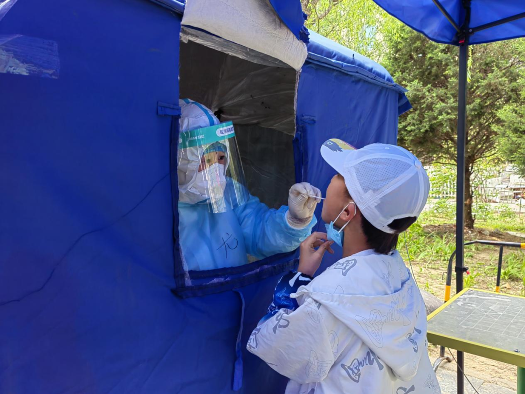核酸采样齐上阵，战疫一线「母女花」