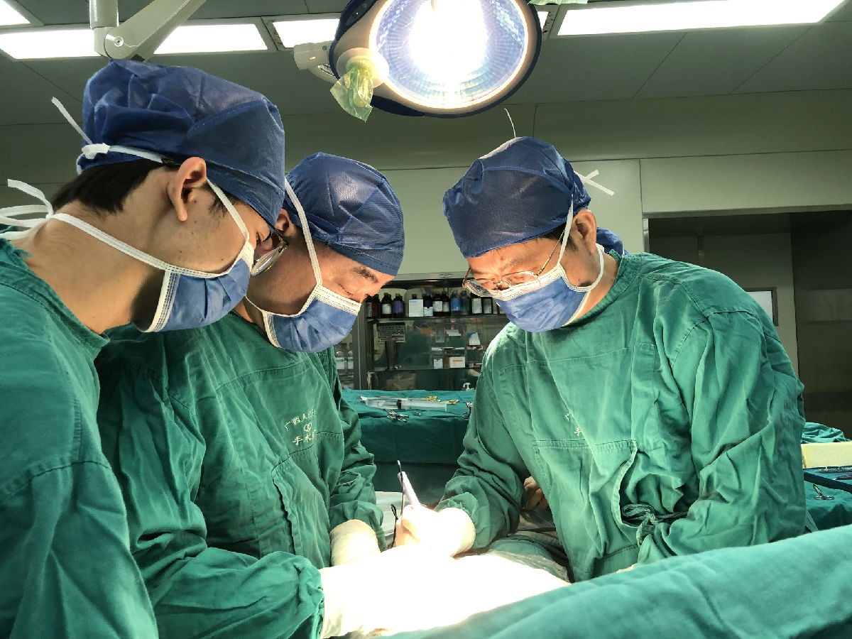 党委书记杨建荣带领广西壮族自治区人民医院移植团队完成劈离式肝移植手术