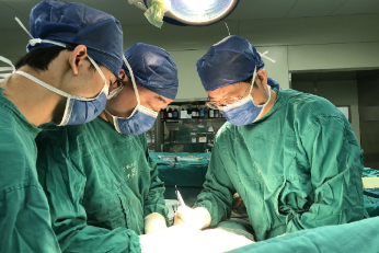 党委书记杨建荣带领广西壮族自治区人民医院移植团队完成劈离式肝移植手术