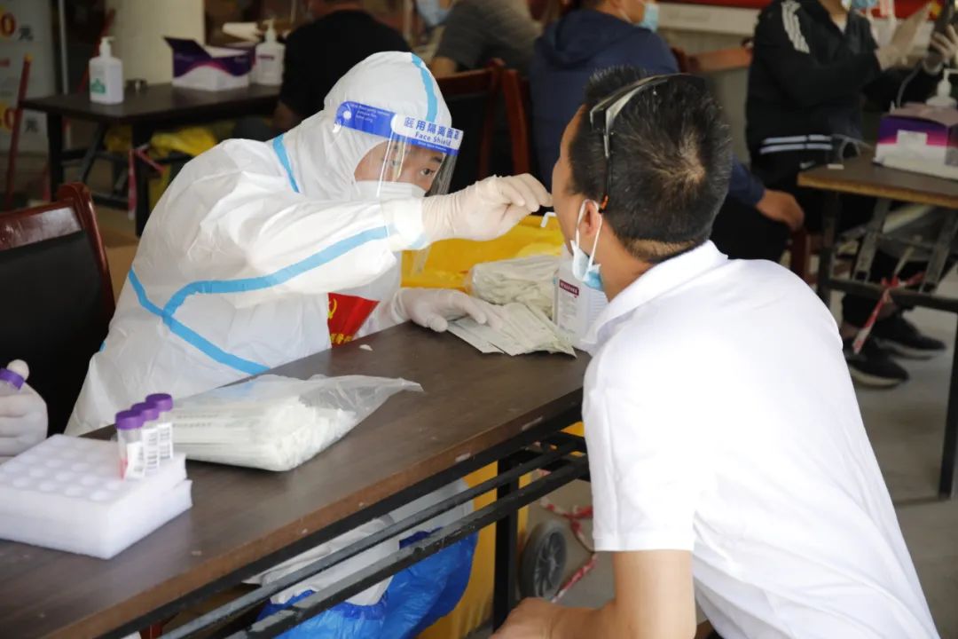 连续 6 天！采样 16.3 万余人次！坚守不问归期，向「大白」致敬