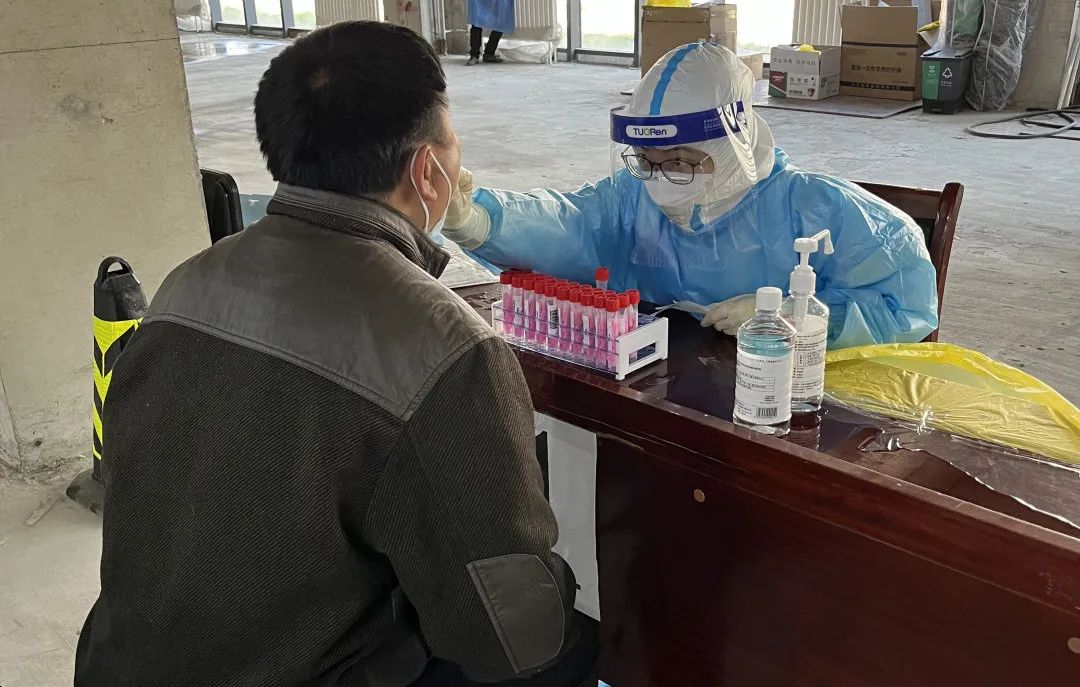 放下「银针」持拭子 白衣执甲战疫情——记疫情防控中的针灸科