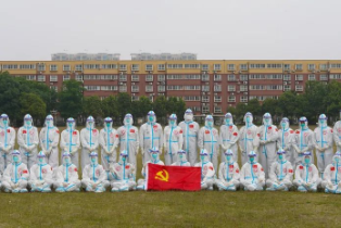 郑州大学第三附属医院（河南省妇幼保健院）医务人员踏着晨曦支援郑州重点人群核酸采样