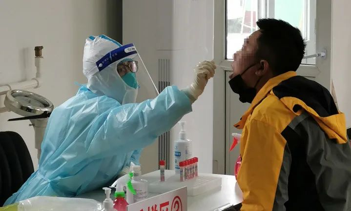 放下「银针」持拭子 白衣执甲战疫情——记疫情防控中的针灸科