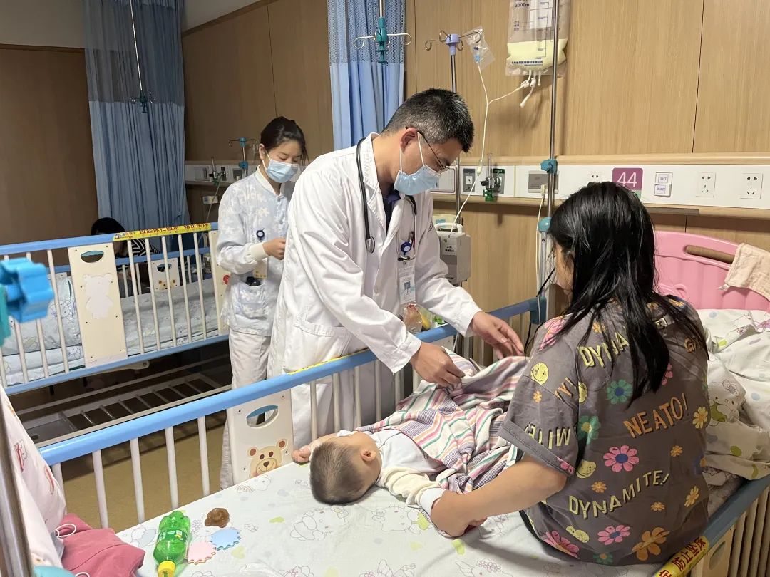 8 个月大娃误吞纽扣电池，胃壁被腐蚀！如何避免小儿吞食异物？医生有话说！