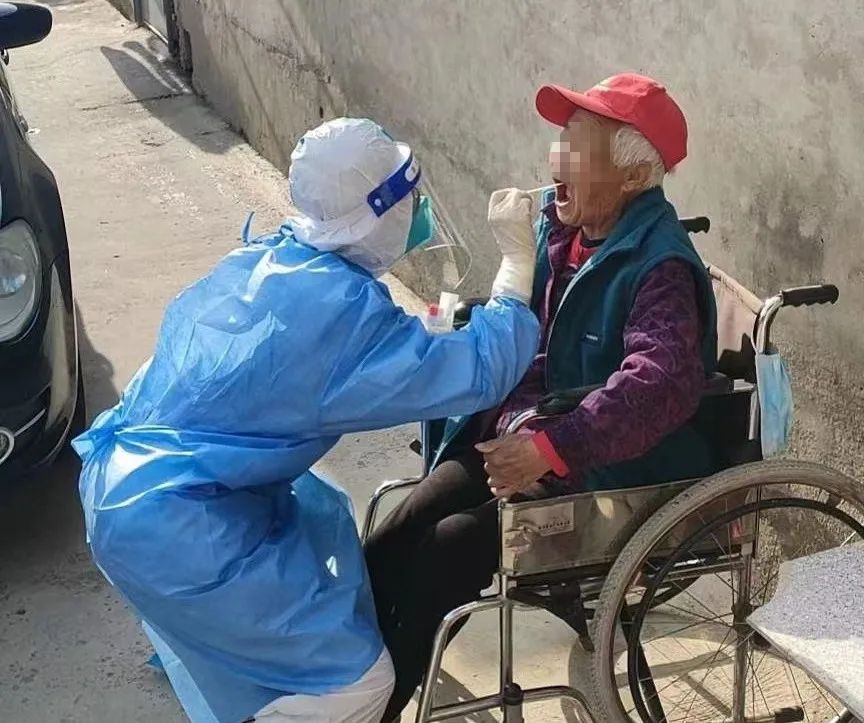 放下「银针」持拭子 白衣执甲战疫情——记疫情防控中的针灸科