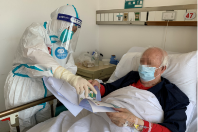 江西援沪医疗队二队：为老年患者提供个性化 温情护理服务