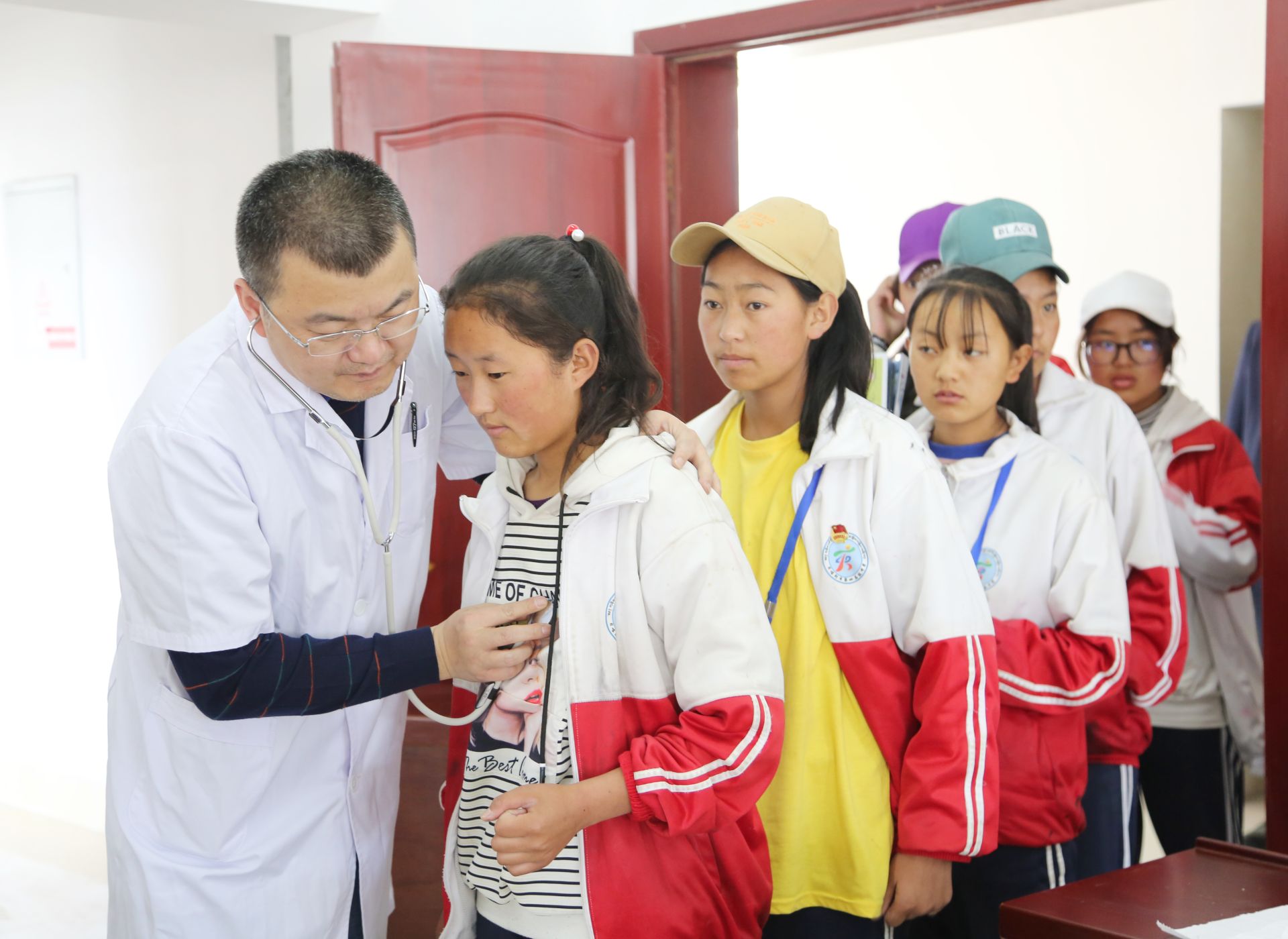 100 名贫困先心病患儿免费手术征集 武汉亚洲心脏病医院「六一爱心行」再度起航