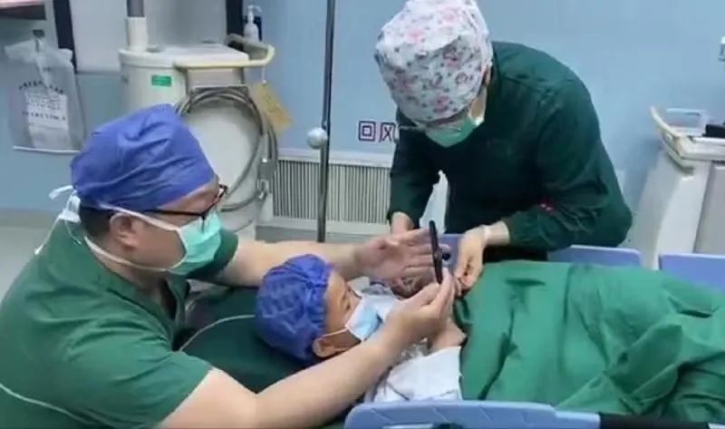五岁孩子手术室里哭闹不已,「医生爸爸」这样带娃