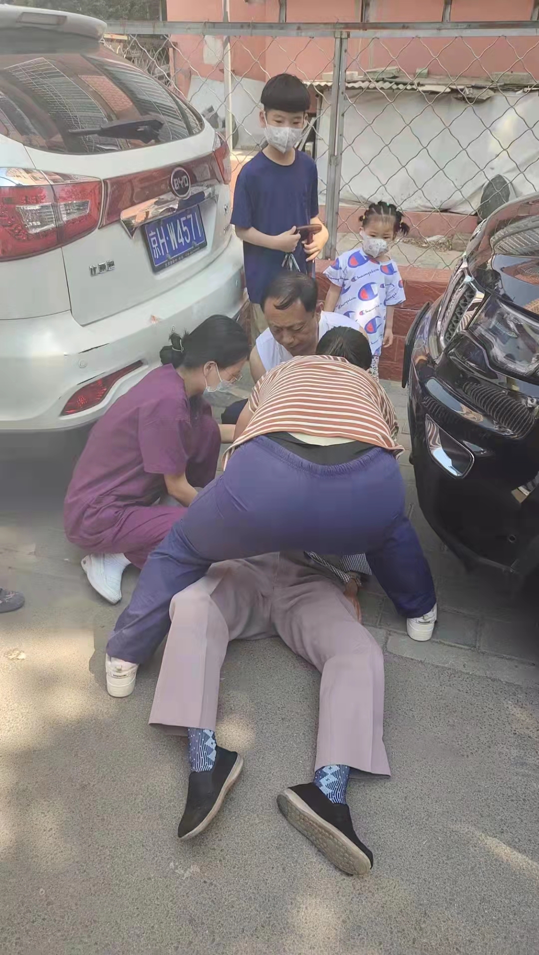 好样的！北京华生康复医院护士采样间隙救助晕厥老人