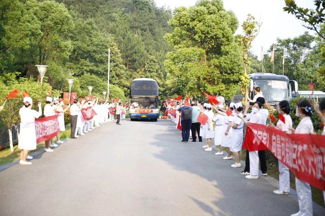 方舱守「沪」54 个日夜,九江市第一人民医院援沪医疗队今日凯旋!