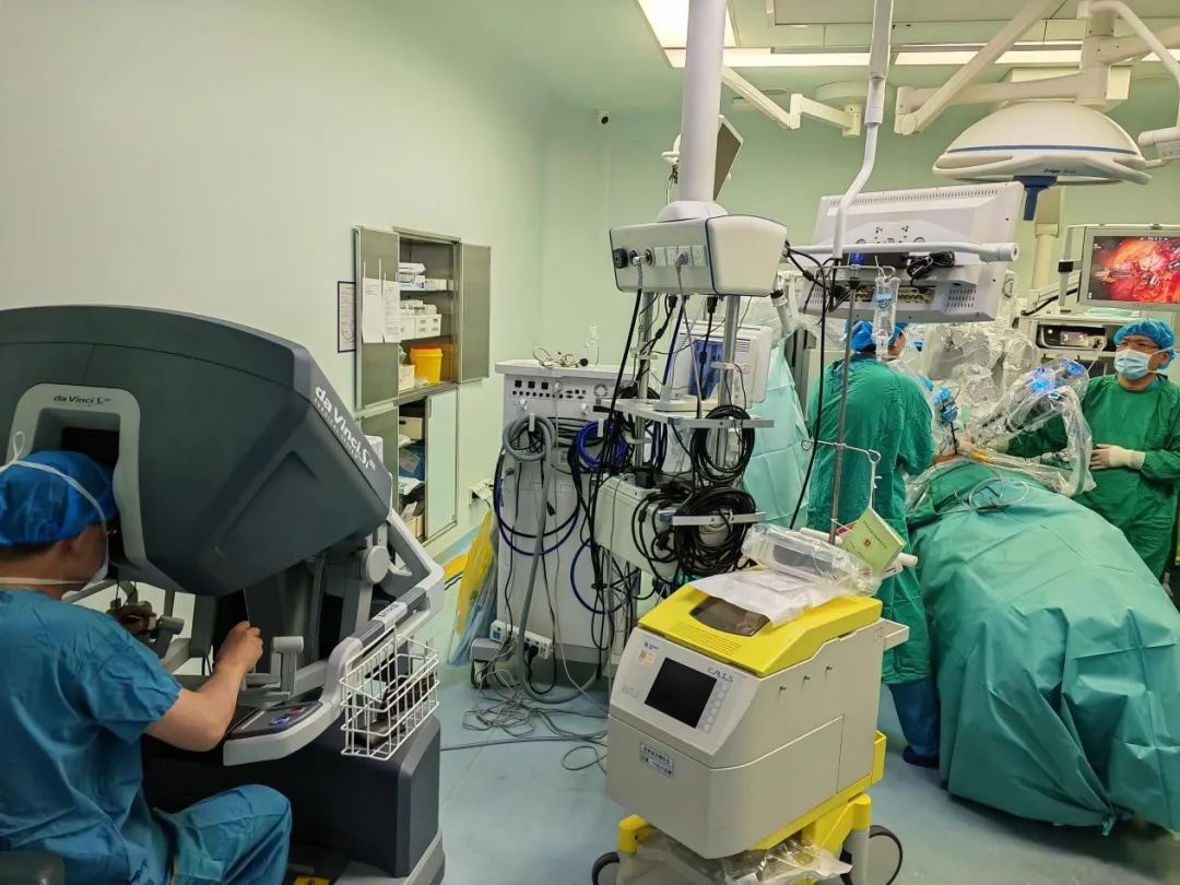 青大附院成功开展亚洲首例机器人辅助肺脏移植微创手术