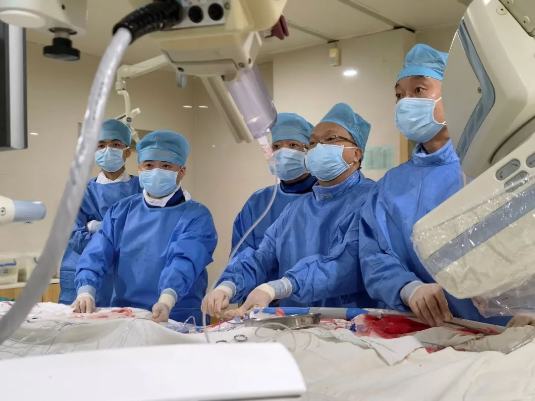 南方医科大学顺德医院心血管内科黎文生主任团队完成重度钙化 TYPE1 型二叶瓣 TAVR 一例