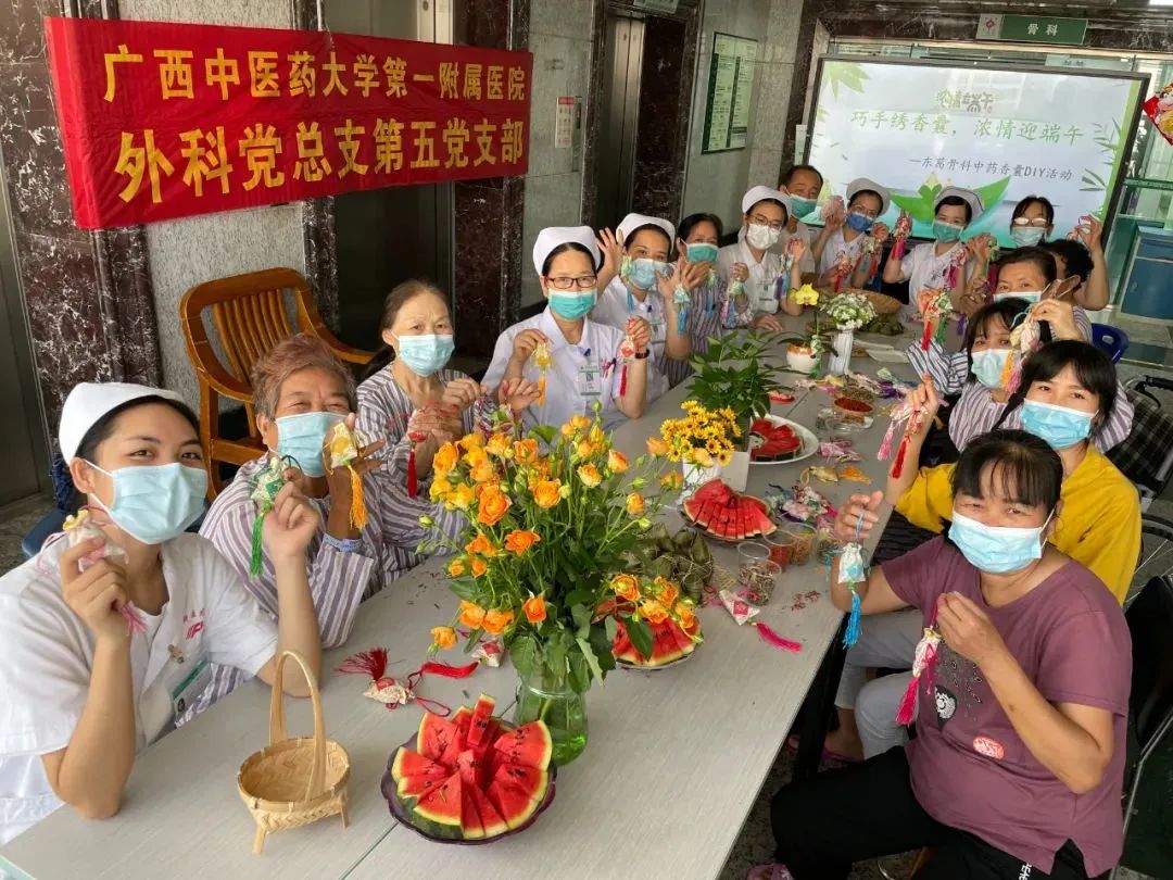 三十载护理之路，患者认可是她前进的动力——记 2022 年中华护理学会「杰出护理工作者」黄沂