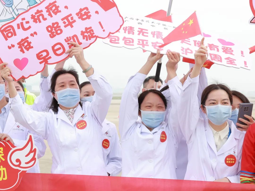三十载护理之路，患者认可是她前进的动力——记 2022 年中华护理学会「杰出护理工作者」黄沂