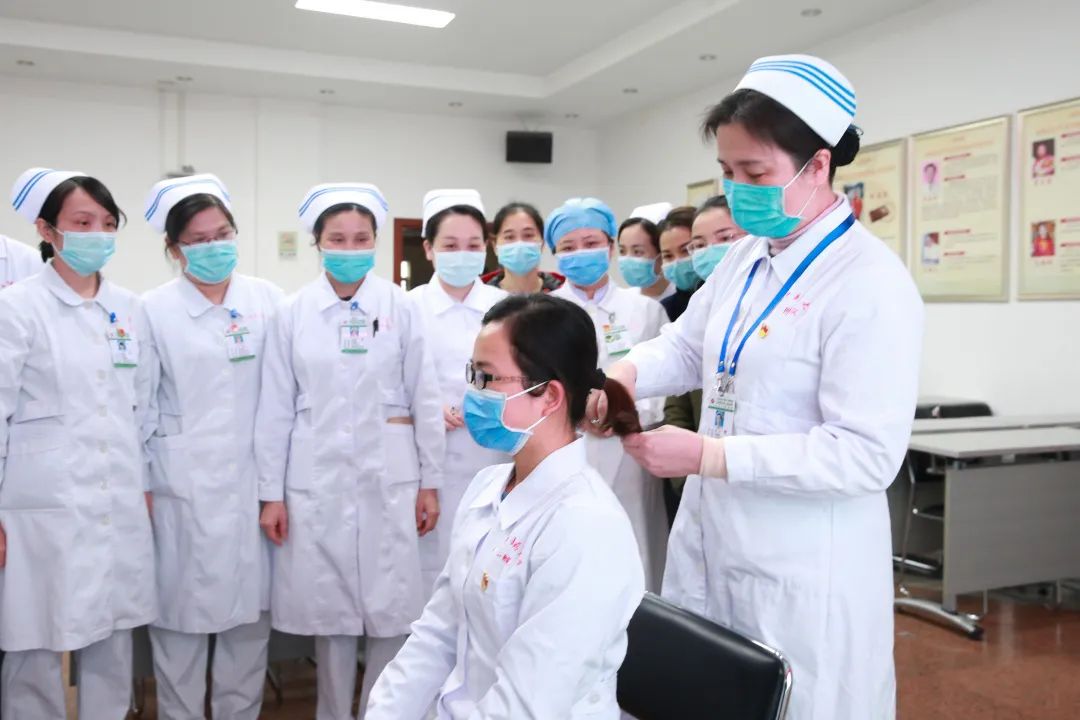 三十载护理之路，患者认可是她前进的动力——记 2022 年中华护理学会「杰出护理工作者」黄沂