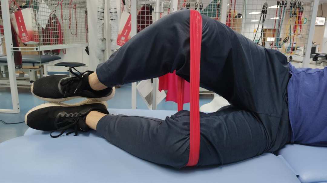 站立位髋关节外展训练:在站立位,缓慢将一侧大腿往外展开(臀部保持不