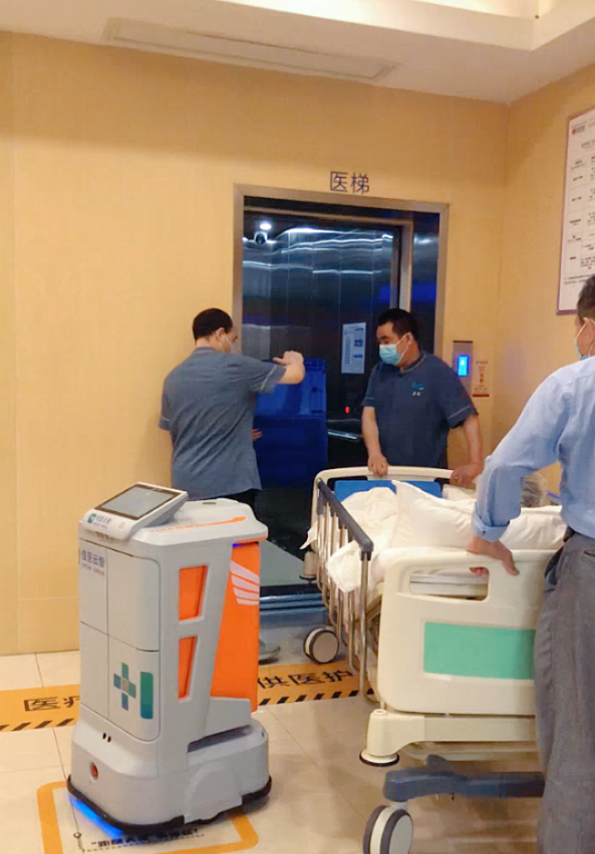 在医院 24 小时「跑腿」，是种什么体验？