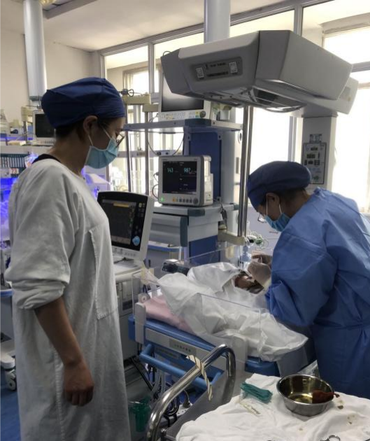 刚出生的「白纸」宝宝 就进行了「换血」术……